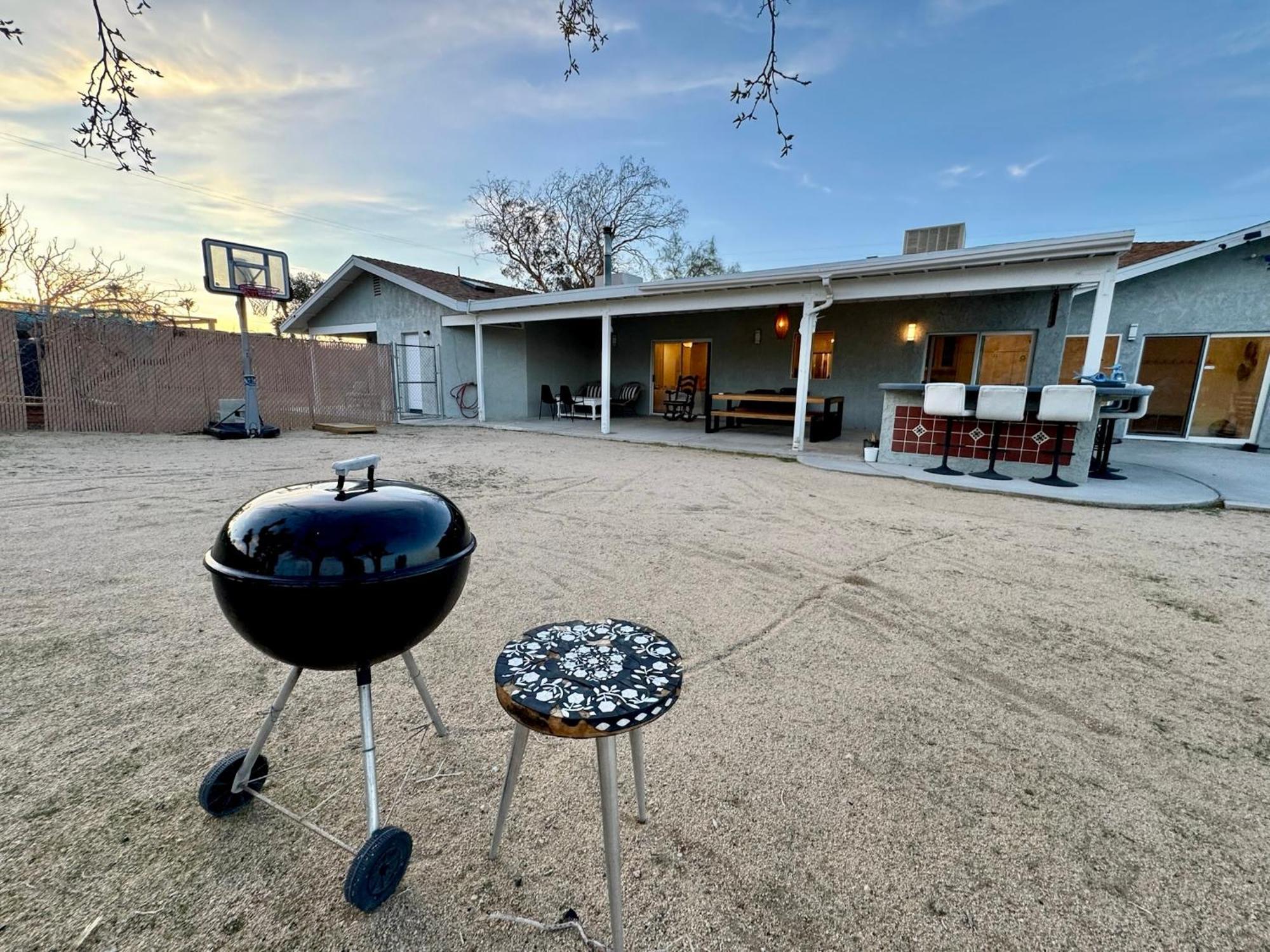 Epic Views, Huge House, Acres Of J-Trees To Explore, Hot Tub, Pool, Ac, And Mini-Golf Joshua Tree Exterior photo
