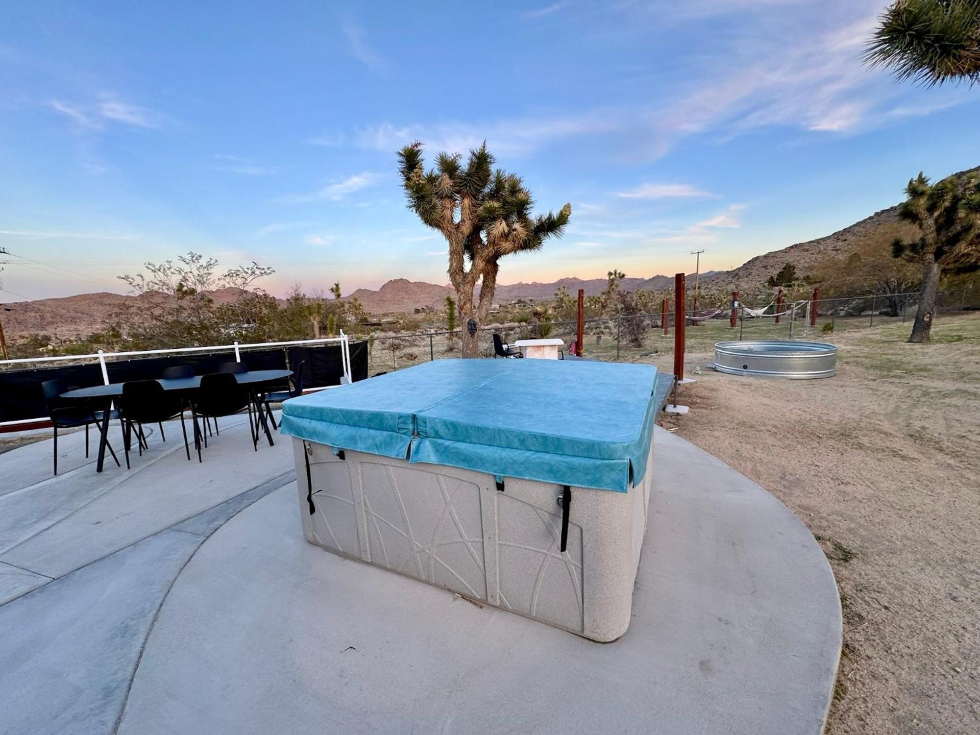 Epic Views, Huge House, Acres Of J-Trees To Explore, Hot Tub, Pool, Ac, And Mini-Golf Joshua Tree Exterior photo