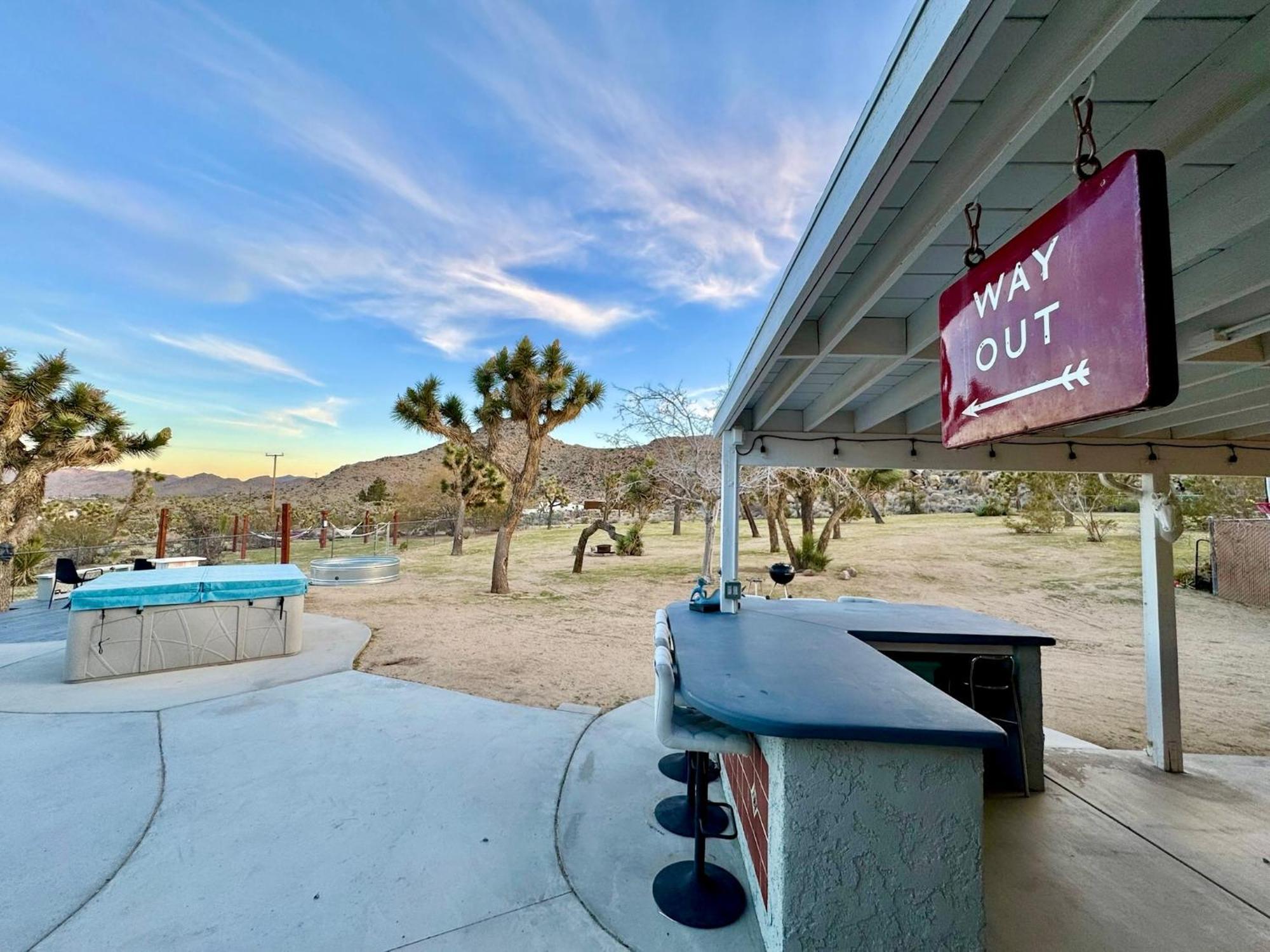 Epic Views, Huge House, Acres Of J-Trees To Explore, Hot Tub, Pool, Ac, And Mini-Golf Joshua Tree Exterior photo