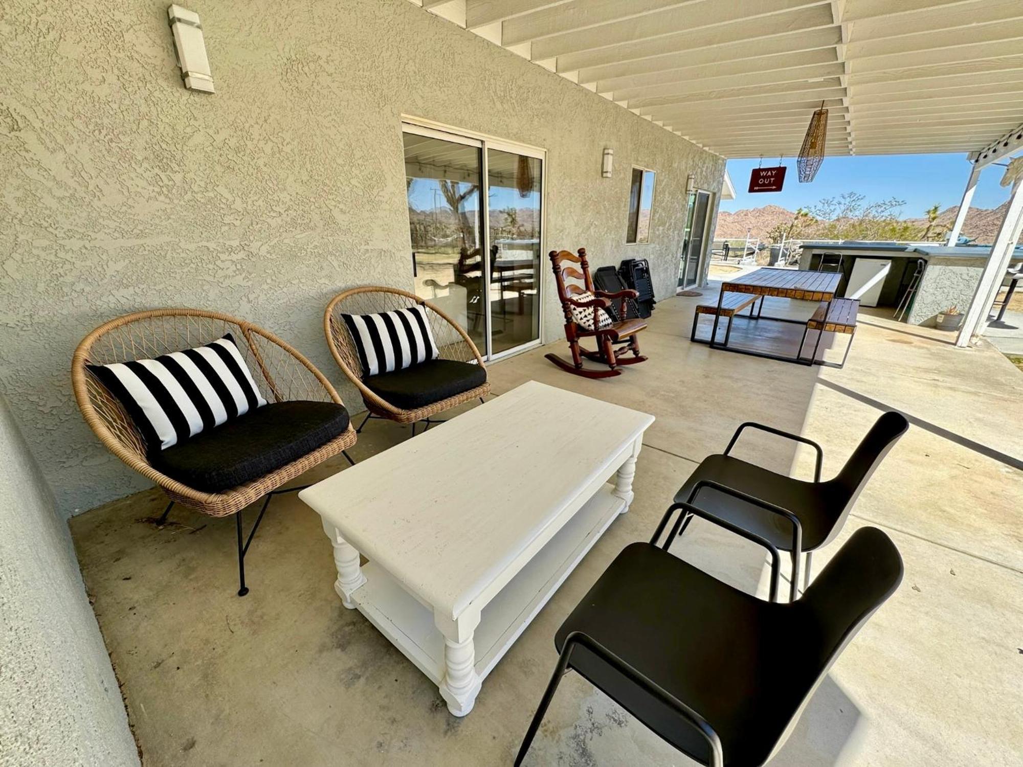 Epic Views, Huge House, Acres Of J-Trees To Explore, Hot Tub, Pool, Ac, And Mini-Golf Joshua Tree Exterior photo