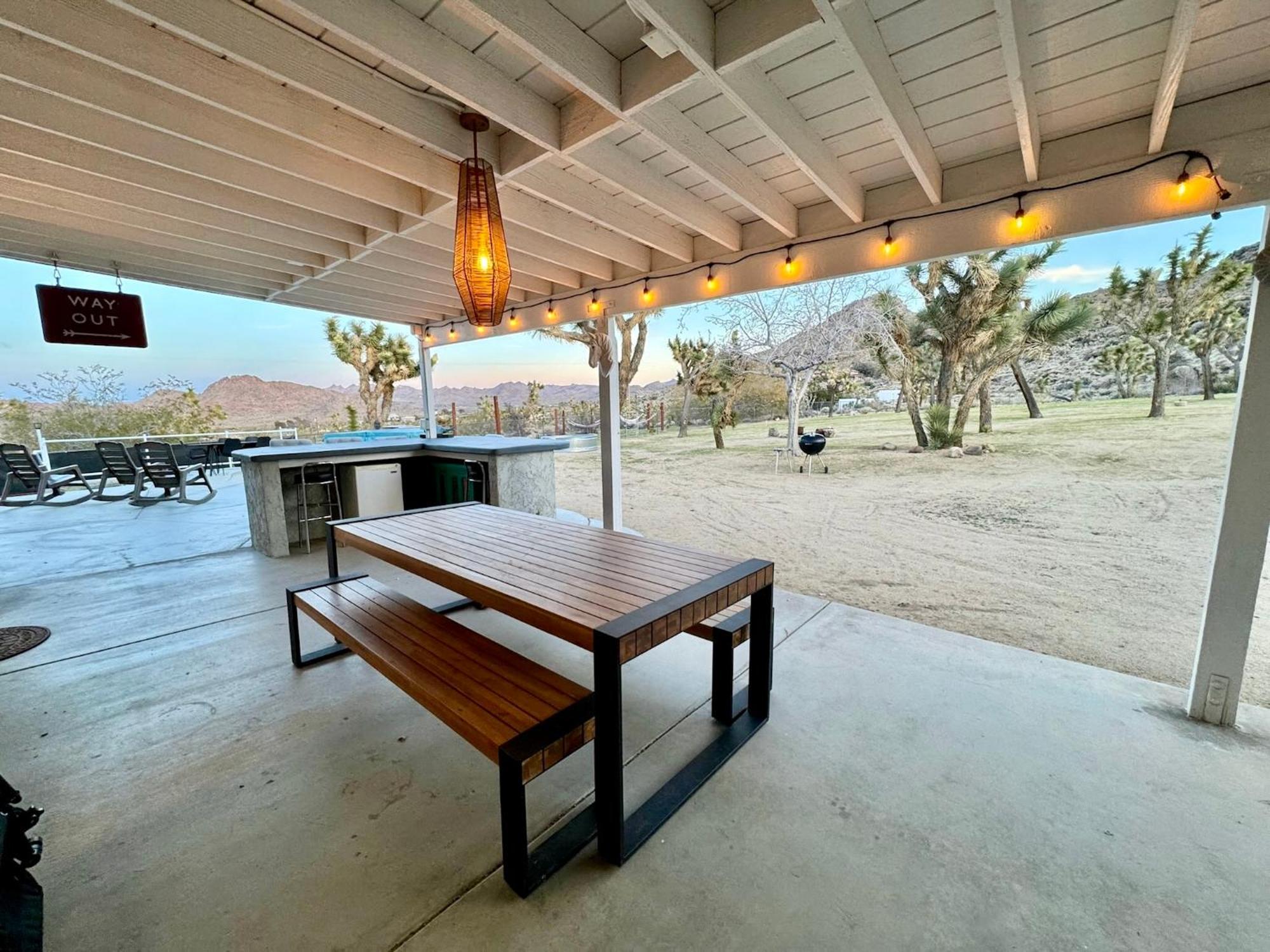 Epic Views, Huge House, Acres Of J-Trees To Explore, Hot Tub, Pool, Ac, And Mini-Golf Joshua Tree Exterior photo