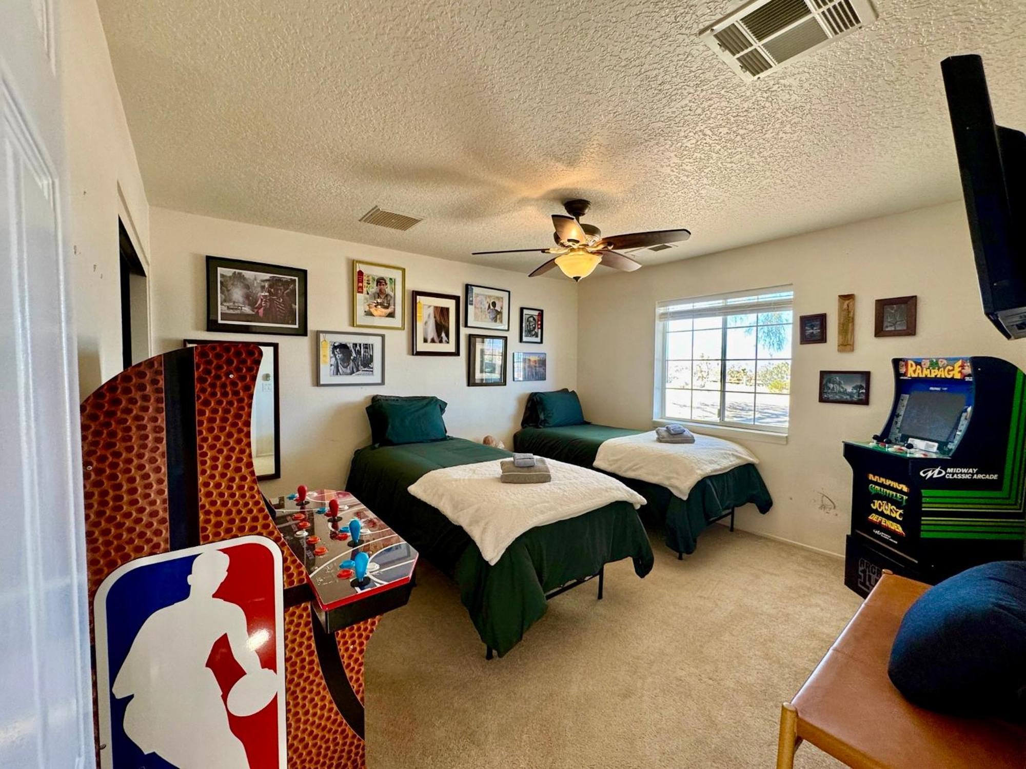 Epic Views, Huge House, Acres Of J-Trees To Explore, Hot Tub, Pool, Ac, And Mini-Golf Joshua Tree Exterior photo